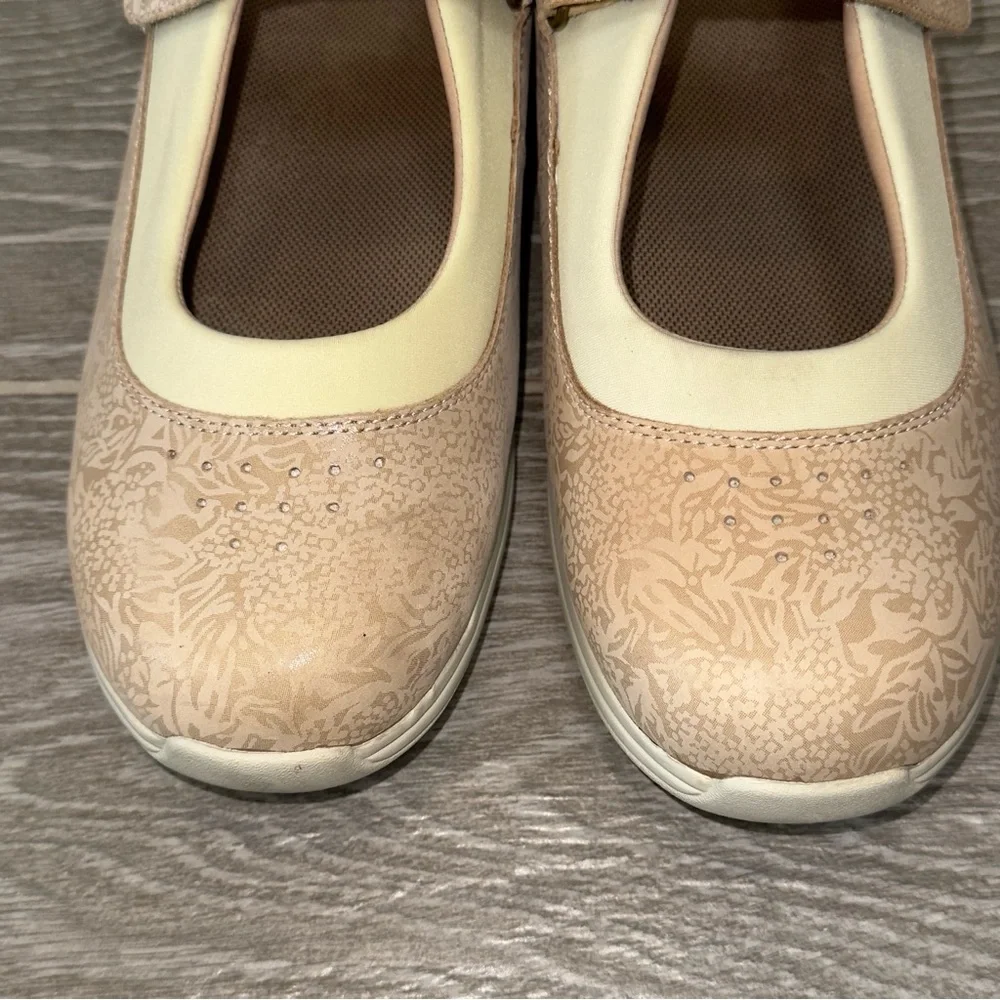 Drew Rose Mary Jane Flats Bone Color Hook & Loop Strap Closure Women’s Size 11W
